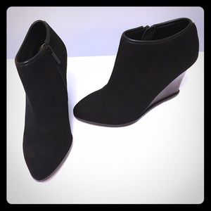 Wedged ankle boots